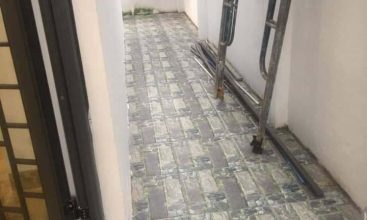 Hành lang bên hông căn nhà